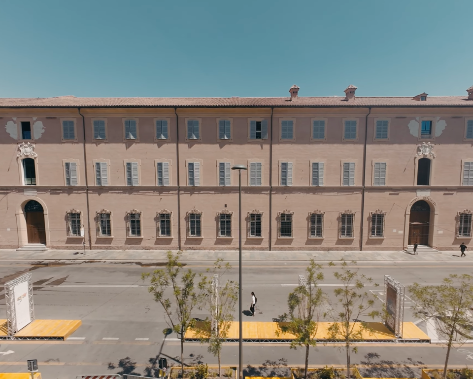 Immagine frontale, dall'alto, del palazzo sede di Fondazione Ago a Modena.