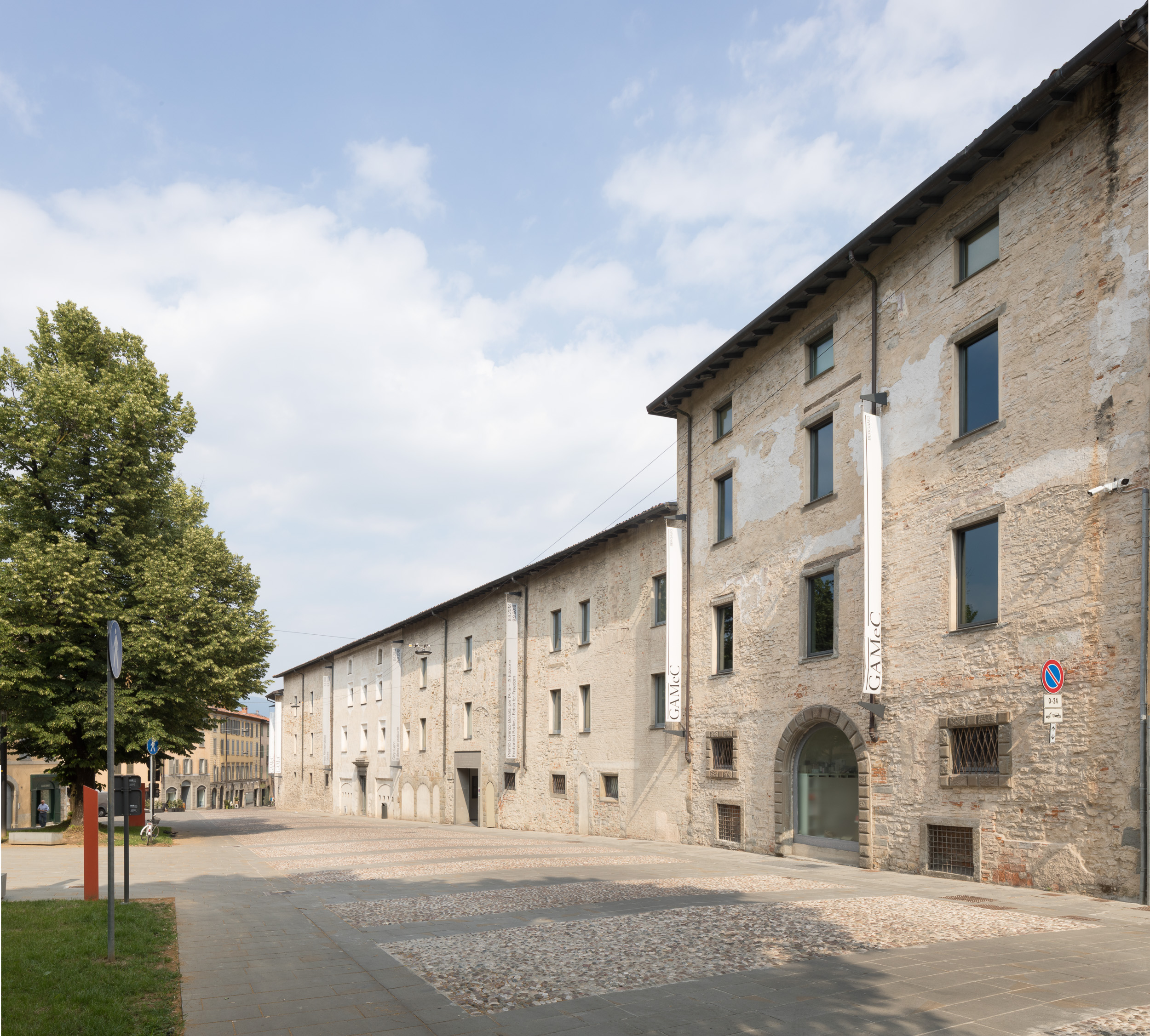 Immagine dell'ingresso della Galleria d'Arte Moderna e Contemporanea di Bergamo